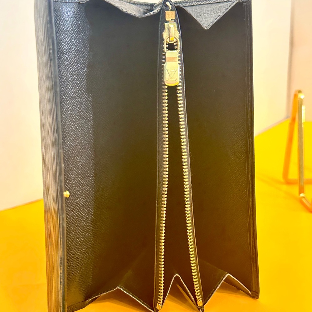 Louis Vuitton black epi Sarah wallet in excellent condition - Picture 13 of 16